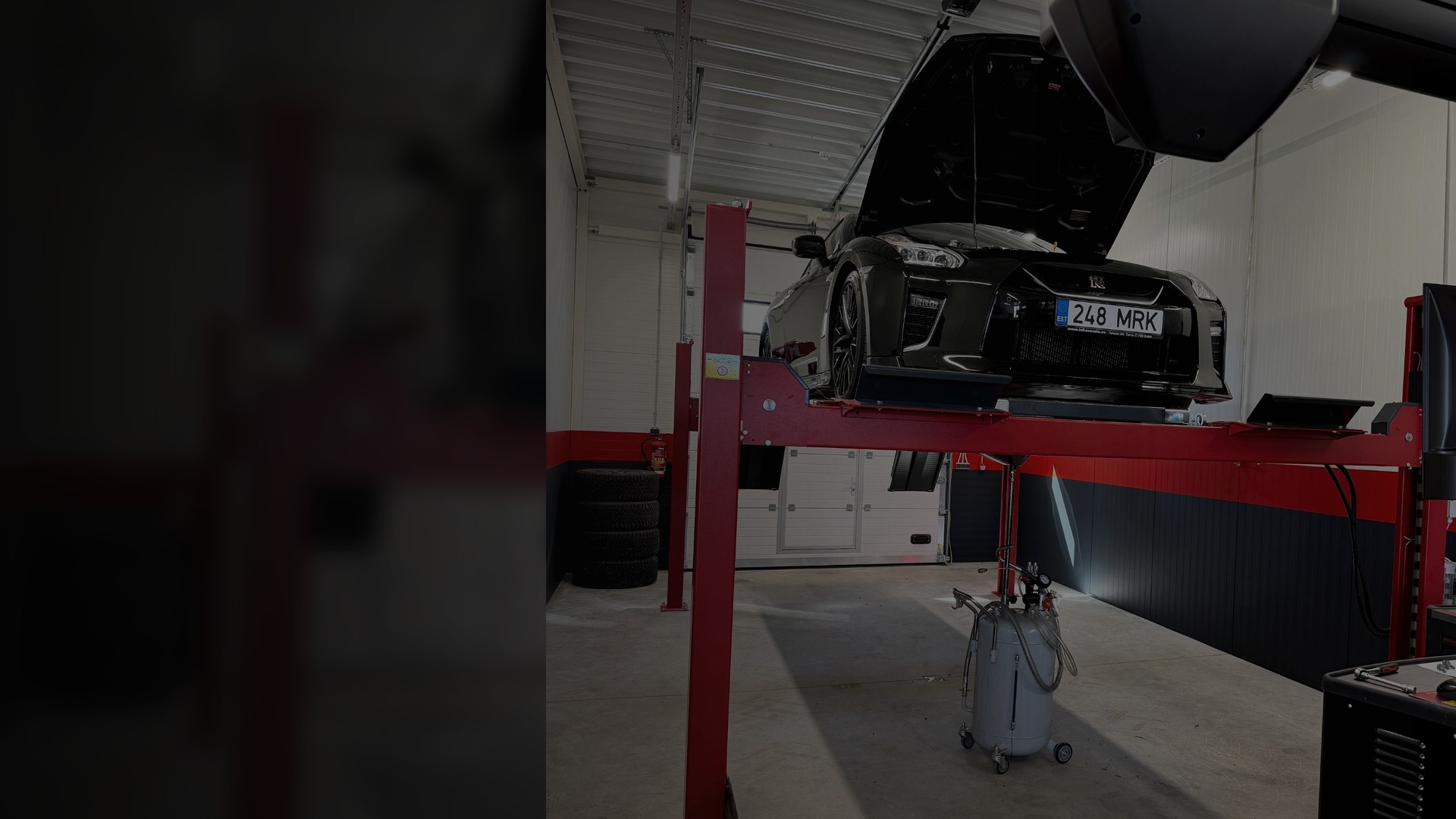 Sportauto tõstukil